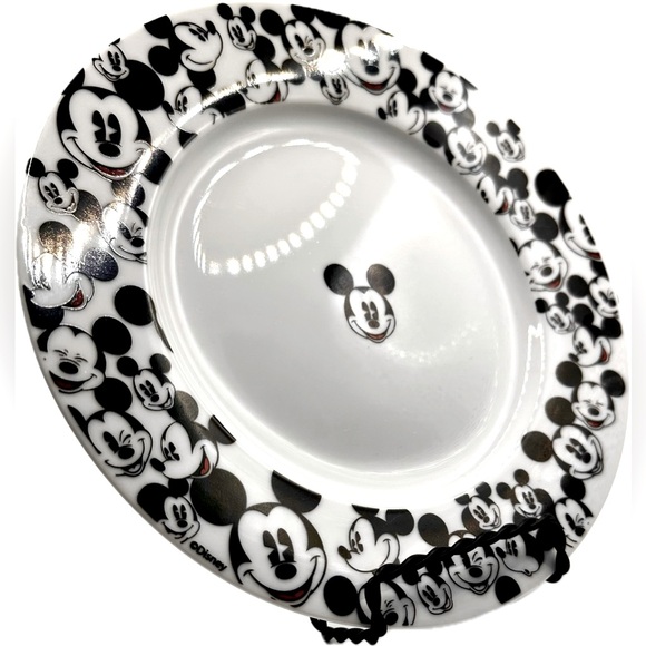 Disney Mickey Mouse Sm Plate, Black-White & Red, Approx 8β Diameter, Great Cond. - Picture 4 of 5